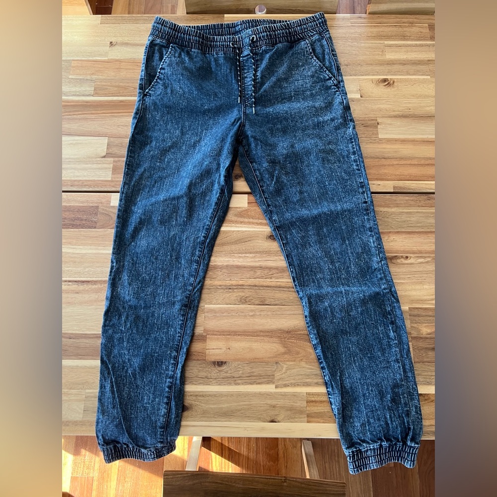 Forever 21 men’s denim joggers